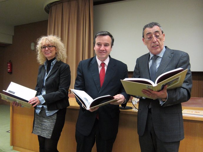 José Ramón Alonso (centro) presenta un libro sobre cine en Salamanca