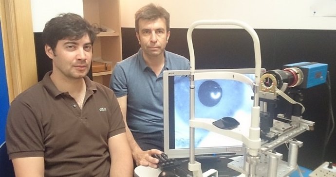 Juan Tabernero y Pablo Artal junto al instrumento con cámara ultrarrápida 