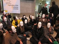 Unas 40 personas hacen una sentada en el interior del Ministerio de Sanidad para protestar por la reforma sanitaria