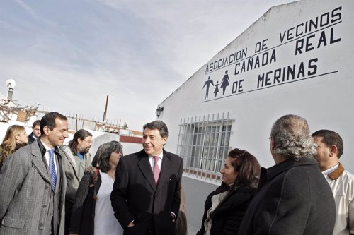 Ignacio González y Victoria con los vecinos de la Cañada Real