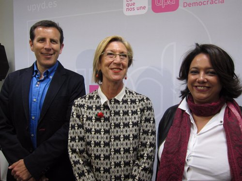 Carlos Aparicio, Rosa Díez e Irene Romea en la sede de UPyD en Zaragoza