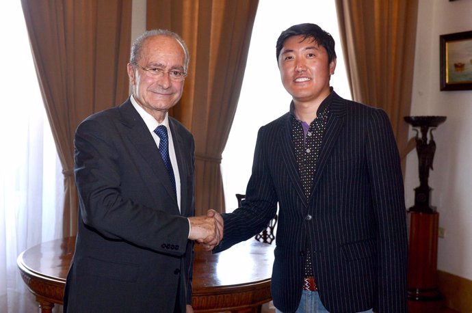 El alcalde de Málaga y el director general Air China en España Han Pen Yu