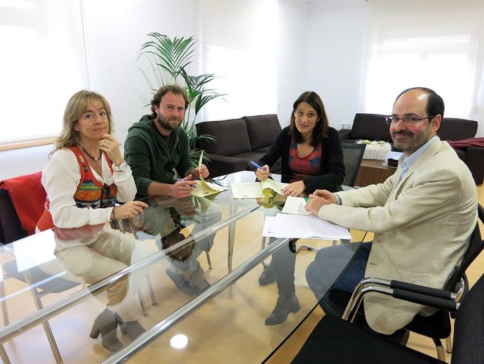 Firma del convenio con el refugio canino