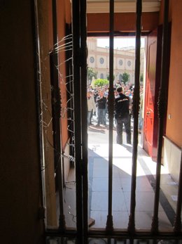 Puerta de entrada a la sede del PSOE de Cádiz con el cristal roto