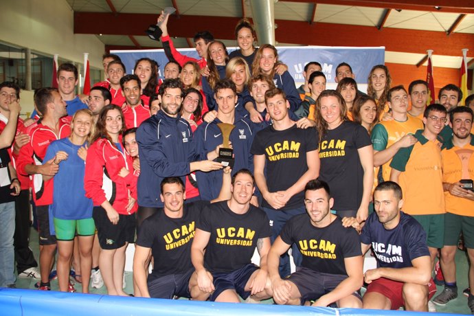 El equipo de la UCAM de natación