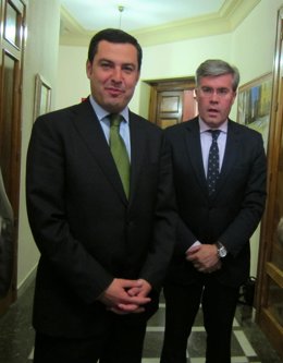 Juan Manuel Moreno, junto a José Enrique Fernández de Moya.