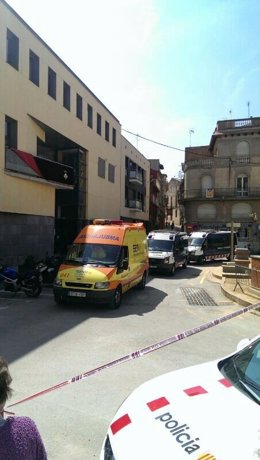 Un hombre irrumpe con un cuchillo en una biblioteca de Sant Feliu de Codines