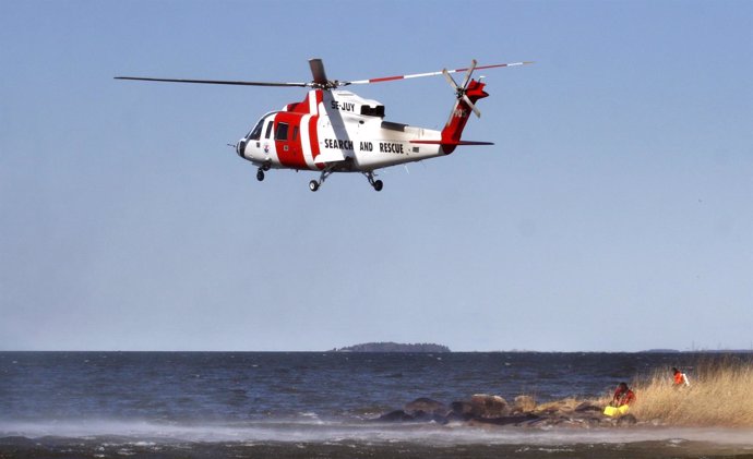 A rescue helicopter Un helicóptero rescató a los viajeros