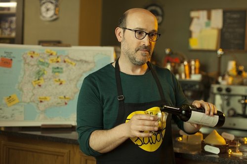 Javier Cámara con un delantal de Tierra de Sabor en 'La Vida Inesperada'