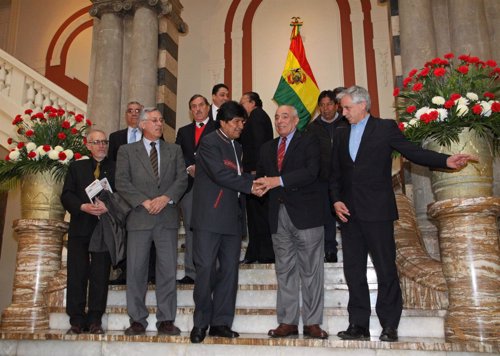 El presidente de Bolivia, Evo Morales, y los ex ministros de Exteriores