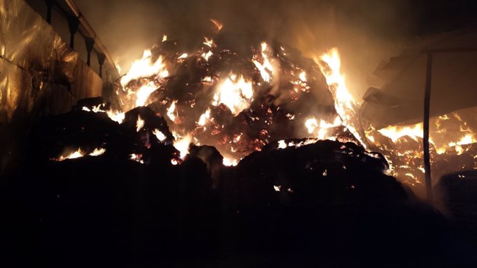 Incendio en un pajar en Vélez-Málaga
