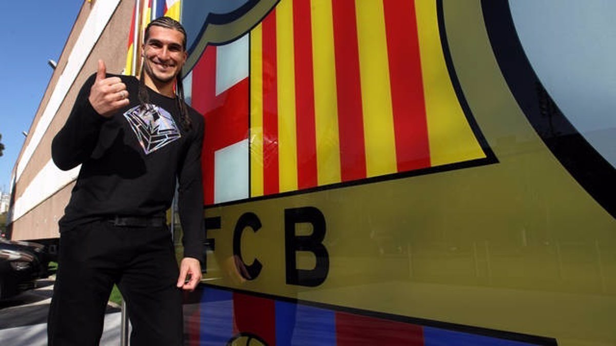 El portero del Fútbol Club Barcelona José Manuel Pinto avanza con su ...