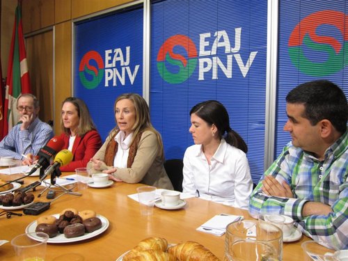 Izaskun Goñi y otros representantes del PNV en rueda de prensa.
