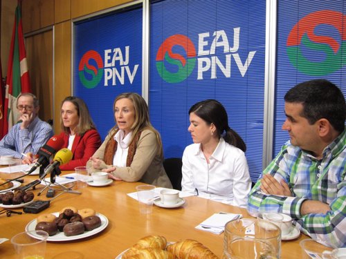 Izaskun Goñi y otros representantes del PNV en rueda de prensa.