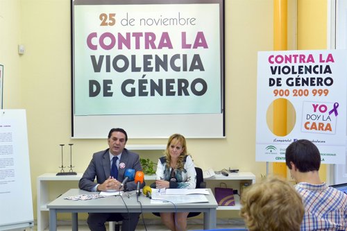 El delegado de la Junta en Sevilla y la coordinadora provincial del IAM