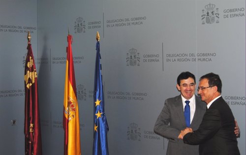 Fernando Mateo junto al delegado del Gobierno