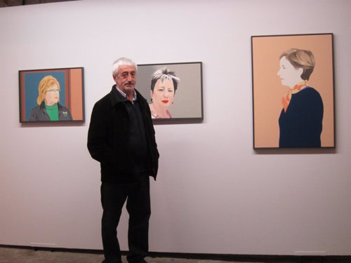 Pedro Salaberri junto a sus obras expuestas en la Ciudadela