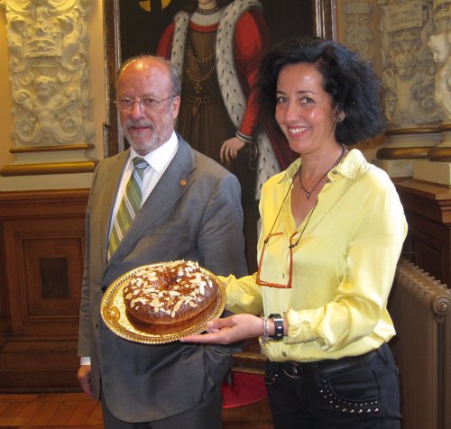 El alcalde de Valladolid y Mercedes Cantalapiedra con la Corona de San Pedro