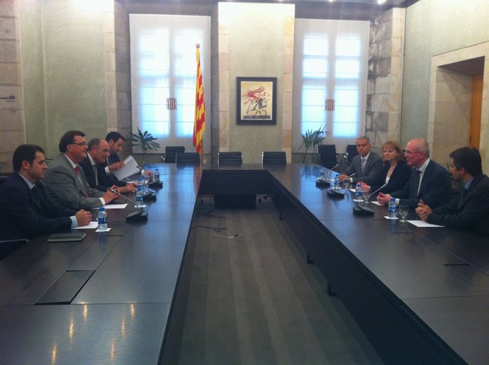 Directivos De Ricoh Europe Y España Con Una Delegación De La Generalitat