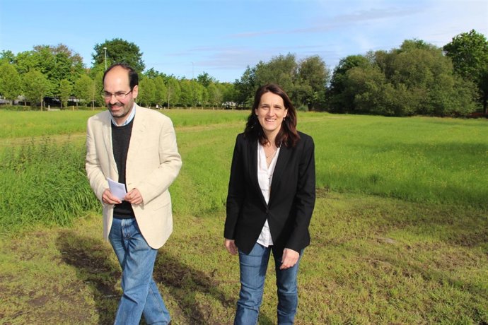 La alcaldesa y Urraca en el Huerto