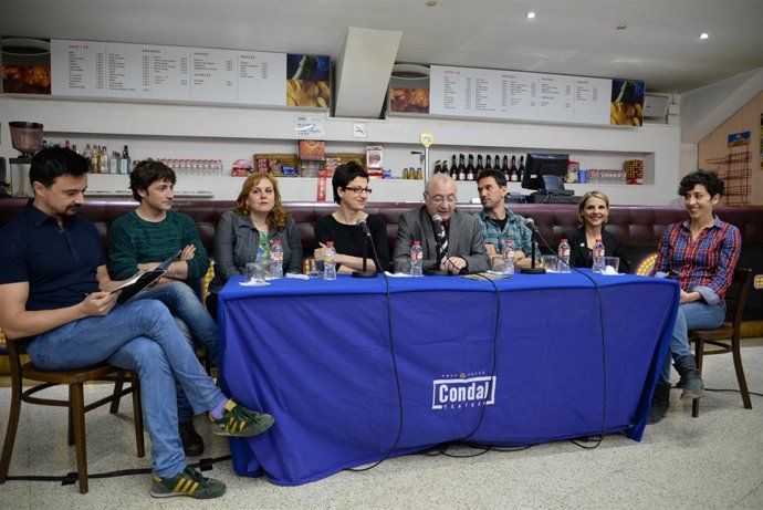Elenco artístico de la obra 'Mares!' en rueda de prensa