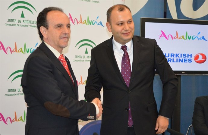 Consejero de Turismo, Rafael Rodríguez y director Turkish sur España Halid Koca