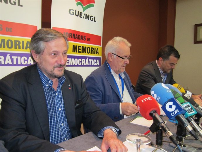 Meyer (izda.) junto a Cayo Lara y Antonio Maíllo en Córdoba