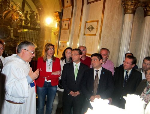 Díaz escucha al Padre Conesa y mira a la Virgen, cuya imagen se refleja al fondo
