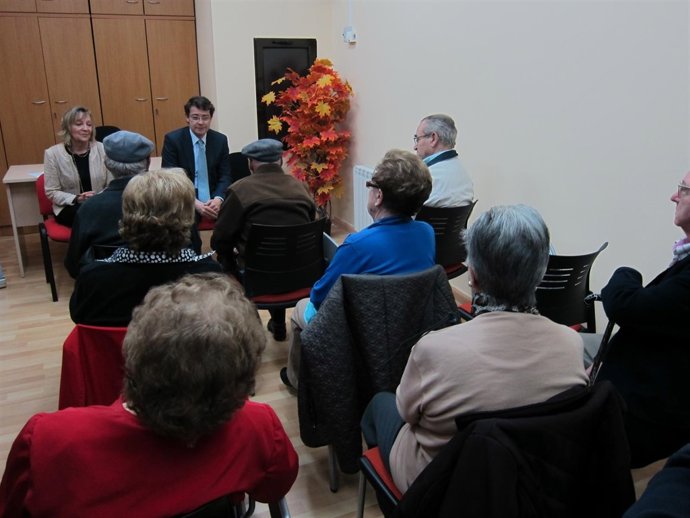 Mañueco  se reúne con usuarios del servicio de Ayuda a Domicilio.