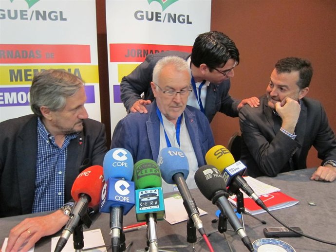 El coordinador de IU-Córdoba habla con Maíllo y Lara, ante Meyer