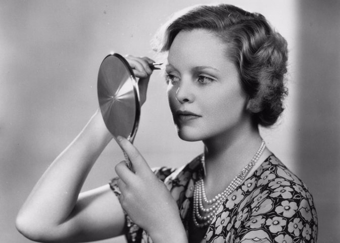 23Rd March 1933:  Actress Joan Barry Plucking Her Eyebrows