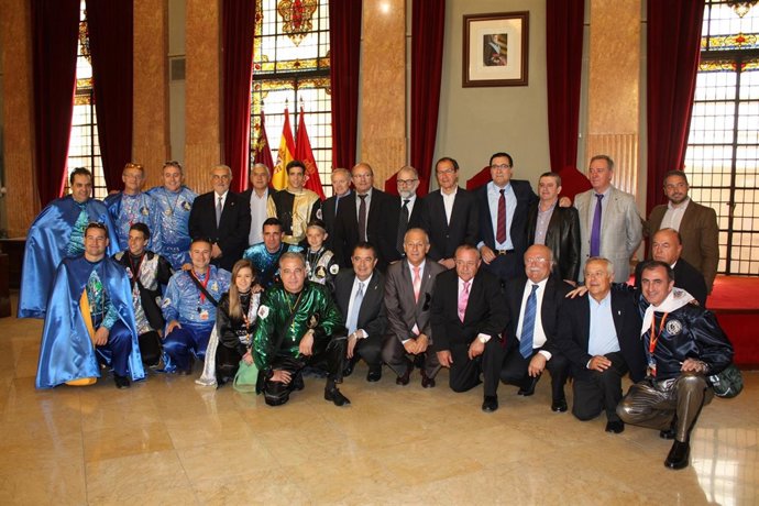 Alcalde entrega al doctor Ricardo Robles la distinción de "Cabezudo de Honor" 