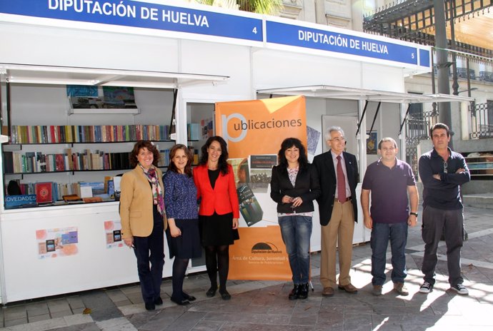 La diputada de Cultura en Huelva, Elena Tobar, en la feria del libro.