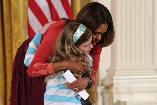  Michelle Obama Dando Un Abrazo A Una Niña De 10 Años