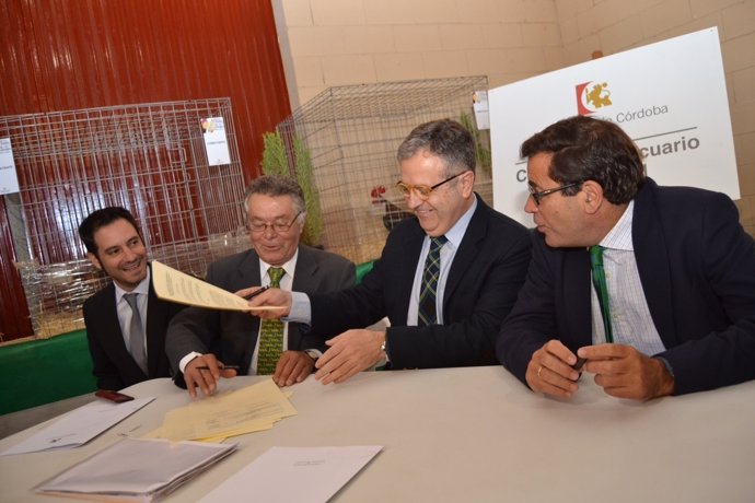 López y Fuentes (centro) firman el convenio, entre Criado y Cabana