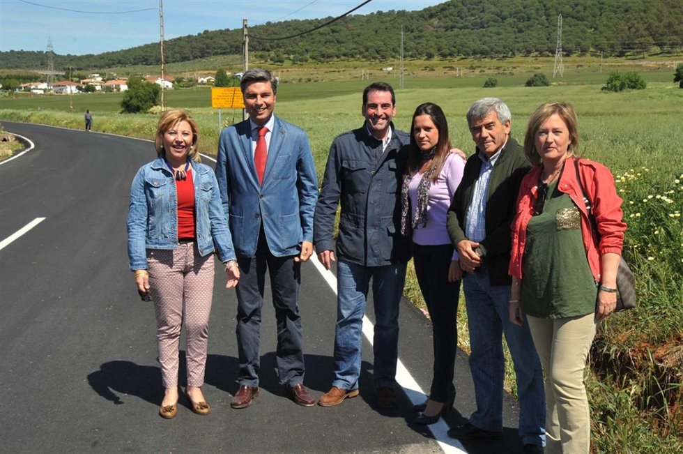Lorite (2º izda.), con los alcaldes y otros ediles, en la carretera