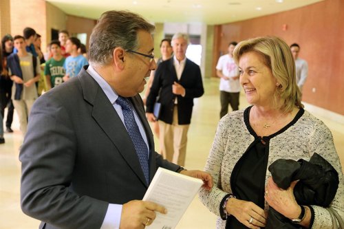 Zoido junto a los padres de María de Villota.