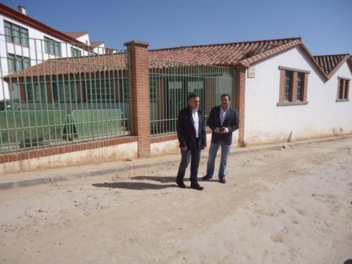 El alcalde y el concejal en su visita a la calle Caldenoguea