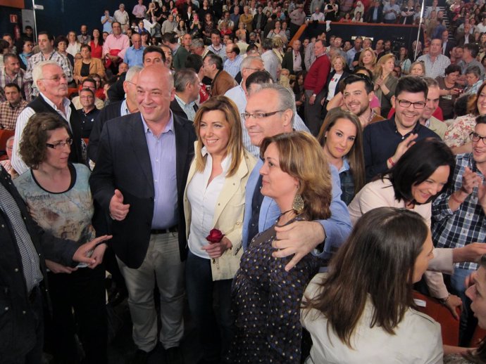 Susana Díaz (centro) entre dirigentes y militantes del PSOE cordobés