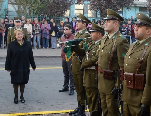 La presidenta de Chile, Michelle Bachelet, con Carabineros
