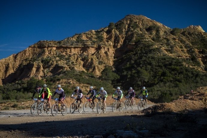 Más de 6.700 ciclistas participan en la XIV Maratón Orbea Monegros de BTT.