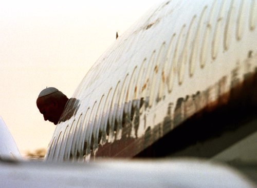 Juan Pablo II bajando de un avión