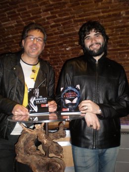 Dioni Arroyo (I) y Juan Martín Salamanca (D) posan con la novela del otro