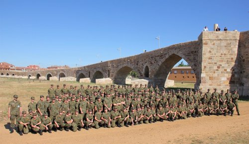 La 21ª promoción de la Academia del Aire en el puente de Hospital de Órbigo 