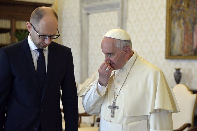 Papa Francisco con primer ministro de Ucrania Arseniy Yatsenyuk