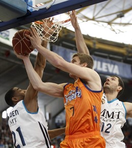 Nikola Mirotic 12 Real Madrid - Justin Doellman 7 Valencia Basket Club
