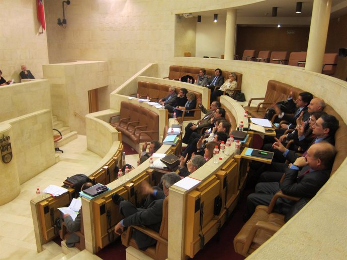 Pleno del Parlamento de Cantabria en la votación sobre PGC