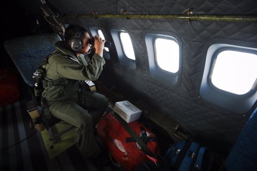 Un miembro de las Fuerzas de Malasia busca vuelo MH370 Malaysia Airlines