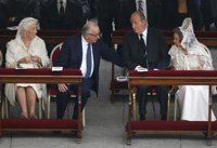Los Reyes de España asisten a la ceremonia, doña Sofía con la mantilla blanca de las reinas católicas