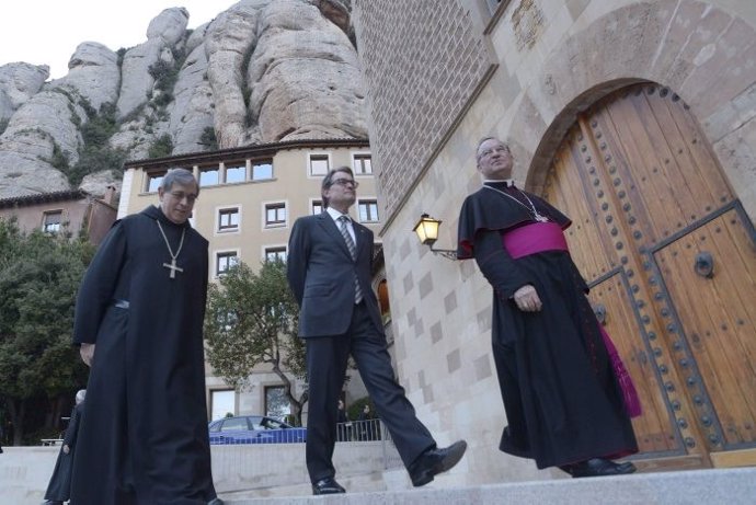 El presidente, Artur Mas, junto al padre Abad y el arzobispo de Tarragona